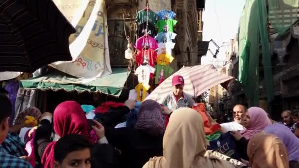 Cairo, Egipto - 2019-05-03 - Ocupada calle Bizaare con camisetas americanas en venta — Vídeo de stock