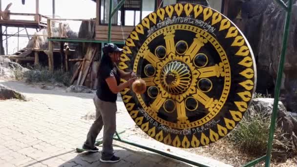 Phayao, Thailand - 2019-03-08 - With Sound - Tourist Bangs Buddhist Gong 9 — Stock Video