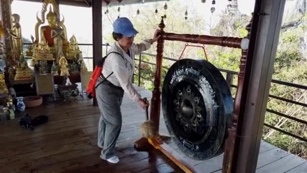 Phayao, Thailand - 2019-03-08 - With Sound - Tourist Bangs Buddhist Gong 4 – stockvideo