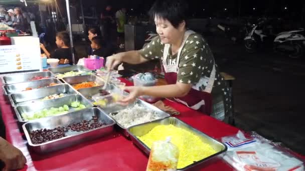 パヤオ, タイ - 2019-03-08 - 食品ベンダーは、顧客のためのベジタリアンディナーを準備します — ストック動画