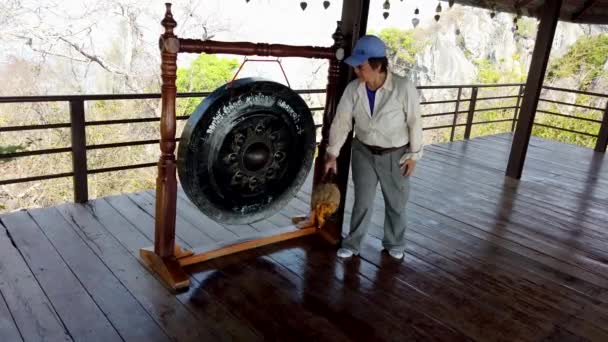 Phayao, Thailand-2019-03-08-med ljud-turist Bangs buddhistiska Gong 7 — Stockvideo