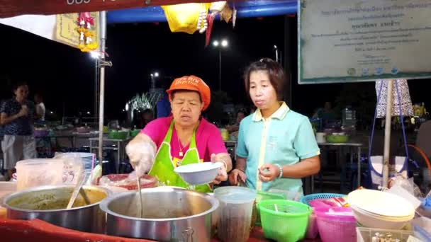 Phayao, Thaïlande - 2019-03-08 - Un vendeur d'aliments prépare un souper — Video