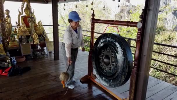 Phayao, Thailand-2019-03-08-med ljud-turist Bangs buddhistiska Gong 5 — Stockvideo