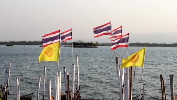 Phayao, Thailand-2019-03-08-veel Thailand en boeddhistische vlaggen vliegen op Pier close-up — Stockvideo