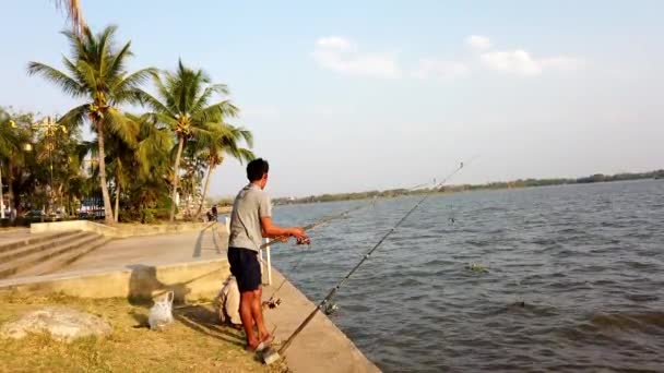 Phayao, Tailandia - 2019-03-08 - Fisherman Casts Off Beach — Vídeo de stock