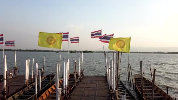 Phayao, Thailand-2019-03-08-veel Thailand en boeddhistische vlaggen vliegen op de Pier — Stockvideo