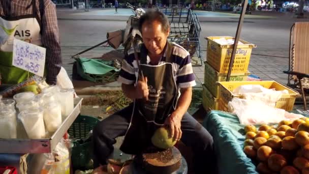 Phayao, Thailand-2019-03-08-mat säljaren nedskärningar Coconut Open — Stockvideo