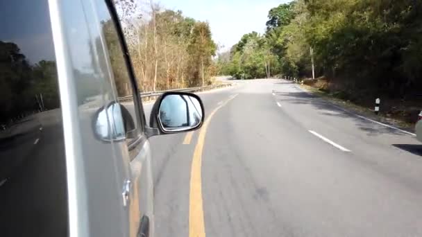 Phayao, Таїланд-2019-03-08-автомобільні диски в Таїланді пишні дороги — стокове відео