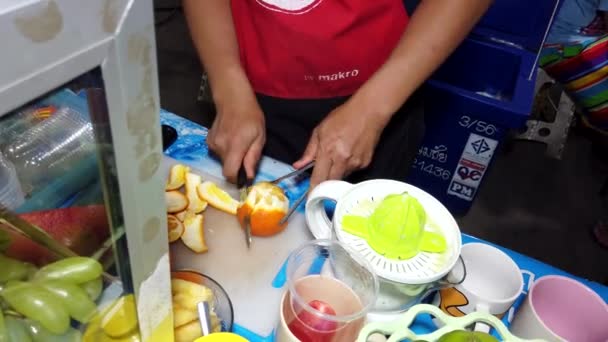 Phayao, Tailandia - 2019-03-08 - Vendedor de alimentos cáscara de naranja con cuchillo — Vídeos de Stock