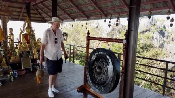 Phayao, Thailand-2019-03-08-med ljud-turist Bangs buddhistiska Gong 3 — Stockvideo