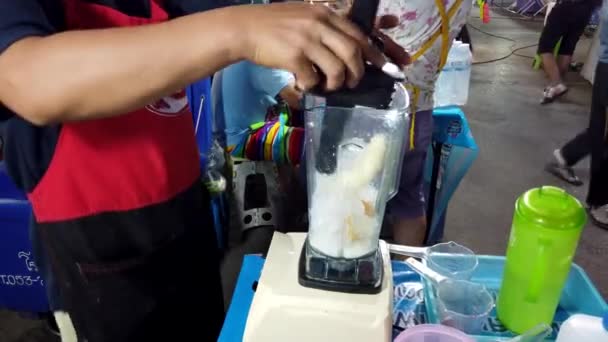 Phayao, Thailand-2019-03-08-matleverantör gör smoothie — Stockvideo