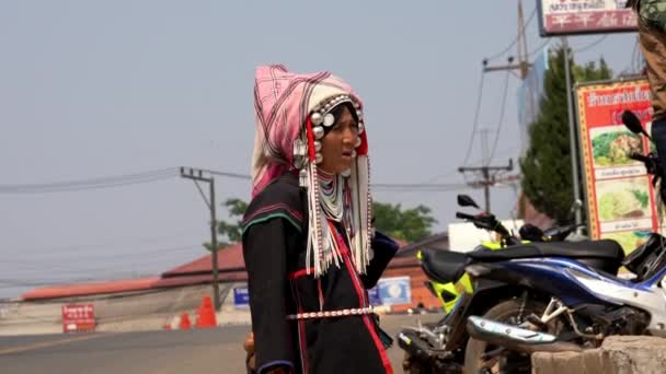Chiang Saen, Thailand-2019-03-10-Indiginous Woman verkoopt kralen — Stockvideo