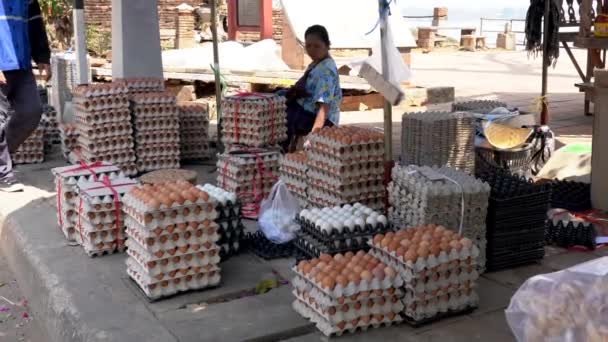 Chiang Saen, Tailandia - 2019-03-10 - La mujer se sienta entre las cajas de huevos en el mercado — Vídeo de stock