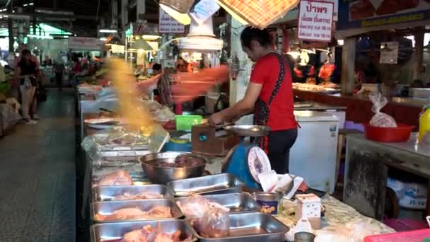 Chiang Saen, Tailandia - 2019-03-10 - Fan tiene bolsas atadas a cuchillas en el mercado para mantener las moscas lejos — Vídeos de Stock