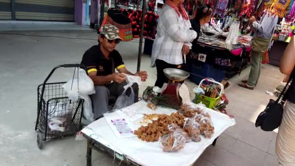 치앙사엔, 태국 - 2019-03-10 - 남자는 테이블에 앉아 설탕을 판매 — 비디오