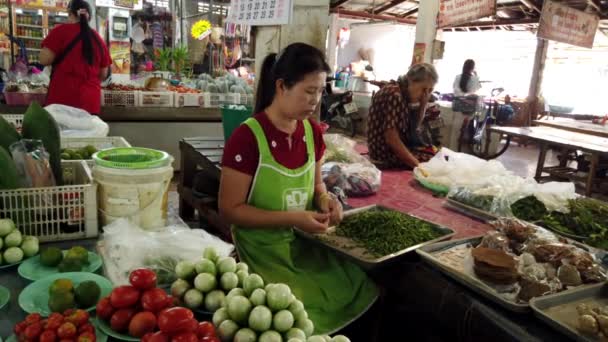 Чианг-Саен, Таиланд - 2019-03-10 - Woman Snaps Beans in Market — стоковое видео