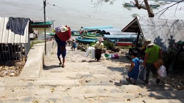 Chiang Saen, Tayland - 2019-03-10 - İnsanlar Yük Sepetleri Sebze Aşağı Adımlar ve Onto Long Boat — Stok video