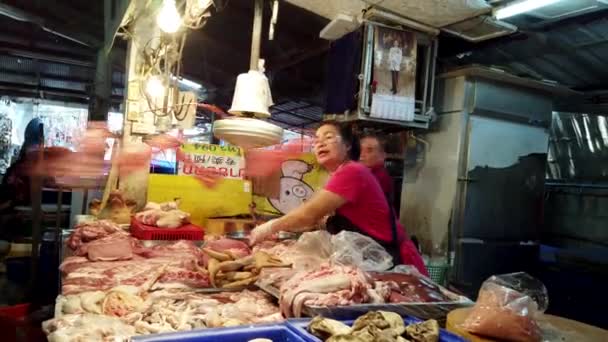 Chiang Saen, Tayland - 2019-03-10 - Sineği Uzak Tutmak Için Pazarda Bıçaklara Bağlı Çantalarla Fan — Stok video