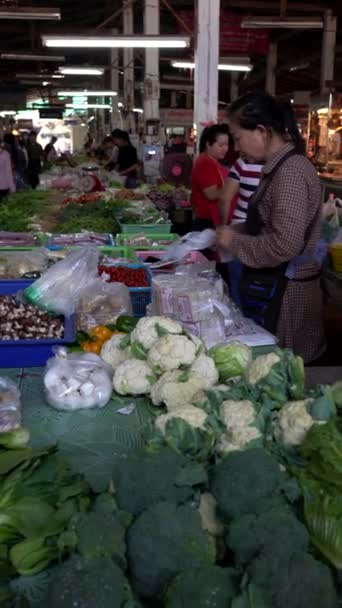 Chiang Saen, Tailandia - 2019-03-10 - Mujer compra verduras en un mercado - Formato vertical de redes sociales — Vídeos de Stock