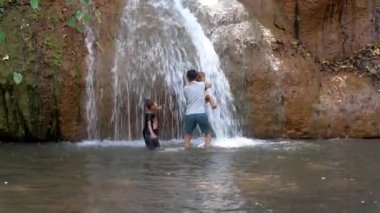 Pha Tang, Tayland - 2019-03-09 - Aile Şelale 2 Altında Oynayarak Soğur