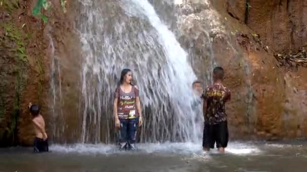 Pha Tang, Tailândia - 2019-03-09 - Família esfria jogando sob a cachoeira 1 — Vídeo de Stock