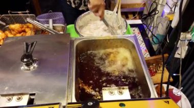 Chiang Mai, Tayland - 2019-03-15 - Tavuk Market'te Derin Fritöze Eklendi