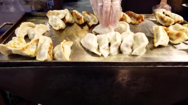 Gyoza se cocina en una estufa abierta en un mercado — Vídeos de Stock