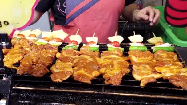 Frango é cozido em um fogão aberto em um mercado — Vídeo de Stock