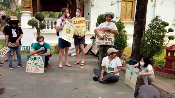 Chiang mai, thailand - 2019-03-15 - kleiner cimate aktivist protest sitzt im kreis — Stockvideo