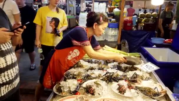 Чіангмай, Таїланд-2019-03-15-жінки СЕС з морепродуктів тарілки на ринку — стокове відео