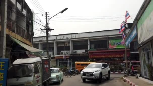Чианг, Таиланд - 2019-03-15 - Автомобиль едет по маленькой улице, как видно спереди — стоковое видео