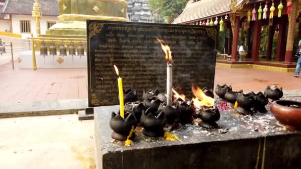 Chiang Mai, Tailandia - 2019-03-15 - Velas arden frente a la placa de oración tailandesa — Vídeo de stock