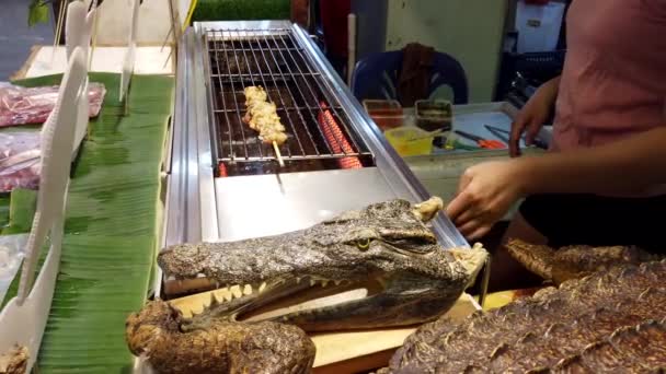 Chiang Mai, Thailand-2019-03-15-Aligator vlees wordt gekookt op de markt-basted zijaanzicht — Stockvideo