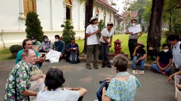 チェンマイ, タイ - 2019-03-15 - 小さなシメイト活動家の抗議の話 — ストック動画