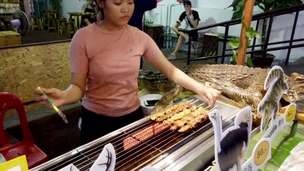 Chiang Mai, Tailandia - 2019-03-15 - La carne de cocodrilo se cocina en el mercado - Vista frontal al horno — Vídeo de stock