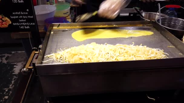 Chiang Mai, Thaïlande - 2019-03-15 - Les œufs et les germes sont mélangés sur le poêle dans le marché — Video