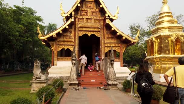 Chiang Mai, Tailandia - 2019-03-15 - La gente se pone los zapatos después de salir del templo — Vídeo de stock