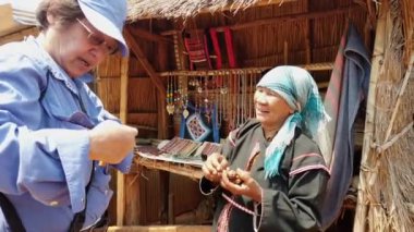 Mae Saiong. Tayland - 2019-03-11 - Yerli Kadın Satışı İçin Para Kabul Etti