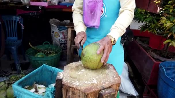 매사옹. 태국 - 2019-03-11 - 관광 물 치료를위한 코코넛 을 슬라이스 — 비디오
