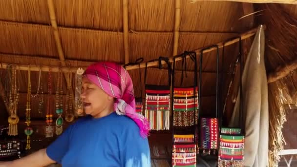 Mae Saiong. Thailand-2019-03-11-vrouw met zwarte tanden probeert haar parel zakken te verkopen — Stockvideo