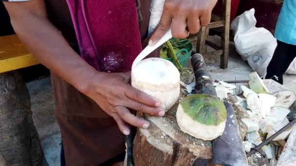 Mae Saiong. Thailand-2019-03-11-afwerking kokosnoot voor toeristische water traktatie — Stockvideo