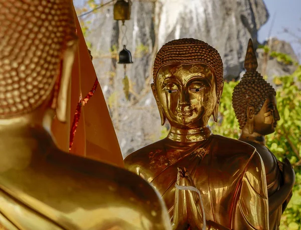 Tři zlaté sochy Buddhy pohromadě v Tableau — Stock fotografie
