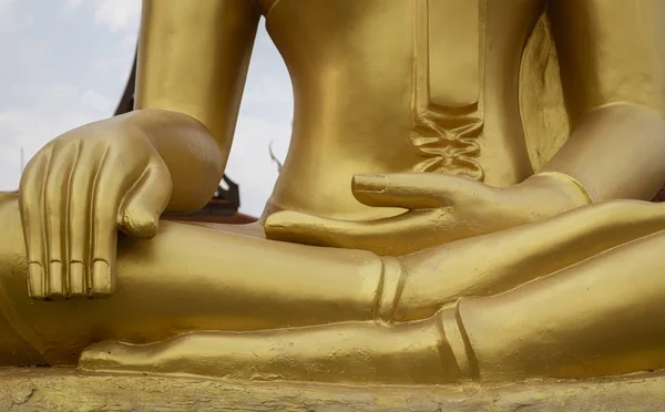 Closeup z rukou sochy zlatého Buddhy — Stock fotografie