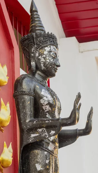 Vue latérale du Dieu thaïlandais debout avec les paumes tenues en avant — Photo