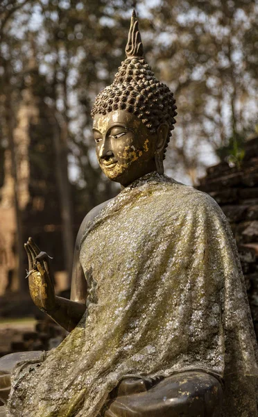 Starożytny kamień siedzący Budda z jedną palmą podniesioną — Zdjęcie stockowe
