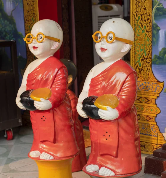 Estatuas de yeso de dos jóvenes monjes estudiantes le dan la bienvenida — Foto de Stock