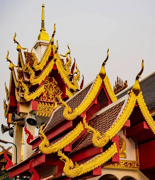 Dachkämme und Kirchtürme am Großen Palast in Bangkok — Stockfoto