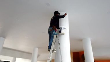 Chiang Rae, Tayland - 2019-03-13 - Beyaz Tapınak İnşaatı - Oditoryum Sütunlarına Boya YapıştırMa