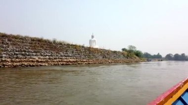 Chiang Rae, Tayland - 2019-03-13 - Nehirde Uzun Tekne - Geçen Büyük Beyaz Buda Heykeli