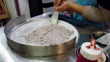 Chiang Rae, Tayland - 2019-03-13 - Dondurulmuş Tay Çölü - Soyulmuş ve Yemek Için Kupa yerleştirilir